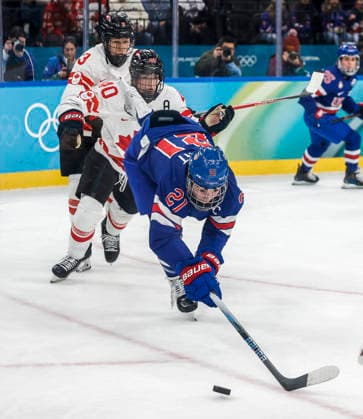 United States Hilary Knight (21) reaches for the puck in front of Canada s Blayre Turnbull (40) in the first period of the Women s Hockey Gold Medal Game between Canada and the USA at the Milano Santagiulia Ice hockey, Eishockey Arena in Milan, Italy, on Thursday, February 19, 2026.  OLY20260219310 AARONxJOSEFCZYK
