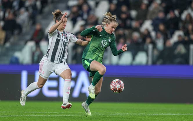 ITA, Wolfsburg, Juventus Turin vs VfL Wolfsburg, WomenÂs Champions League, Football, UEFA, Season 2025 2026, Allianz Stadium, Playoffs, Second leg in picture v l Martina Lenzini Juventus Turin Women 71 , Vivien Endemann VfL Wolfsburg Women 25 DFB DFL REGULATIONS PROHIBIT ANY USE OF PHOTOGRAPHS AS IMAGE SEQUENCES AND OR QUASI VIDEO, 19 02 2026 Copyright: HMBxMedia HendrikxHamelau