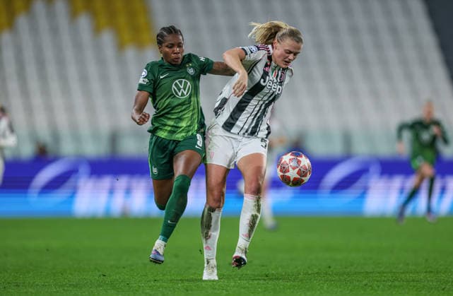 ITA, Wolfsburg, Juventus Turin vs VfL Wolfsburg, WomenÂs Champions League, Football, UEFA, Season 2025 2026, Allianz Stadium, Playoffs, Second leg in picture v l Lineth Beerensteyn VfL Wolfsburg Women 9 , Mathilde Harviken Juventus Turin Women 5 DFB DFL REGULATIONS PROHIBIT ANY USE OF PHOTOGRAPHS AS IMAGE SEQUENCES AND OR QUASI VIDEO, 19 02 2026 Copyright: HMBxMedia HendrikxHamelau