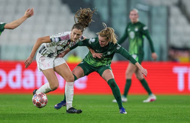 ITA, Wolfsburg, Juventus Turin vs VfL Wolfsburg, WomenÂs Champions League, Football, UEFA, Season 2025 2026, Allianz Stadium, Playoffs, Second leg in picture v l Emma Stolen Godo Juventus Turin Women 17 , Janina Minge VfL Wolfsburg Women 6 DFB DFL REGULATIONS PROHIBIT ANY USE OF PHOTOGRAPHS AS IMAGE SEQUENCES AND OR QUASI VIDEO, 19 02 2026 Copyright: HMBxMedia HendrikxHamelau