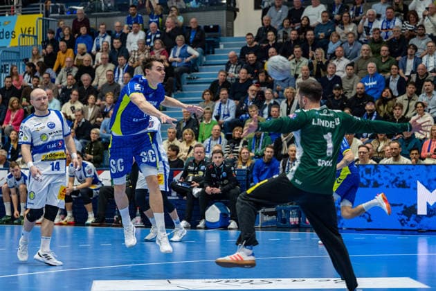 Daikin Handball Bundesliga, VfL Gummersbach THSV Eisenach, 19 02 2026 Peter Walz ThSV Eisenach, 14 , Miro Schluroff VfL Gummersbach, 15 , Matija äpiki ThSV Eisenach, 1 , Daikin Handball Bundesliga, VfL Gummersbach THSV Eisenach, 19 02 2026 Copyright: xBEAUTIFULxSPORTS Erlhofx