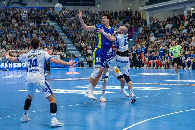Daikin Handball Bundesliga, VfL Gummersbach THSV Eisenach, 19 02 2026 Vincent Büchner ThSV Eisenach, 74 , Julian Köster VfL Gummersbach, 7 , Peter Walz ThSV Eisenach, 14 , Daikin Handball Bundesliga, VfL Gummersbach THSV Eisenach, 19 02 2026 Copyright: xBEAUTIFULxSPORTS Erlhofx