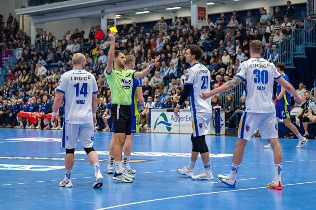 Daikin Handball Bundesliga, VfL Gummersbach THSV Eisenach, 19 02 2026 Peter Walz ThSV Eisenach, 14 , Philipp Meyer ThSV Eisenach, 27 , Dominik Solák ThSV Eisenach, 30 , Yellow card Daikin Handball Bundesliga, VfL Gummersbach THSV Eisenach, 19 02 2026 Copyright: xBEAUTIFULxSPORTS Erlhofx