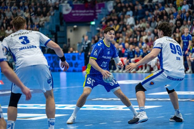 Daikin Handball Bundesliga, VfL Gummersbach THSV Eisenach, 19 02 2026 Oskar Joelsson ThSV Eisenach, 3 , Ludvig Hallbäck VfL Gummersbach, 20 , Tillman Leu ThSV Eisenach, 99 , Daikin Handball Bundesliga, VfL Gummersbach THSV Eisenach, 19 02 2026 Copyright: xBEAUTIFULxSPORTS Erlhofx