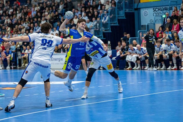 Daikin Handball Bundesliga, VfL Gummersbach THSV Eisenach, 19 02 2026 Tillman Leu ThSV Eisenach, 99 , Ludvig Hallbäck VfL Gummersbach, 20 , at the goal Daikin Handball Bundesliga, VfL Gummersbach THSV Eisenach, 19 02 2026 Copyright: xBEAUTIFULxSPORTS Erlhofx