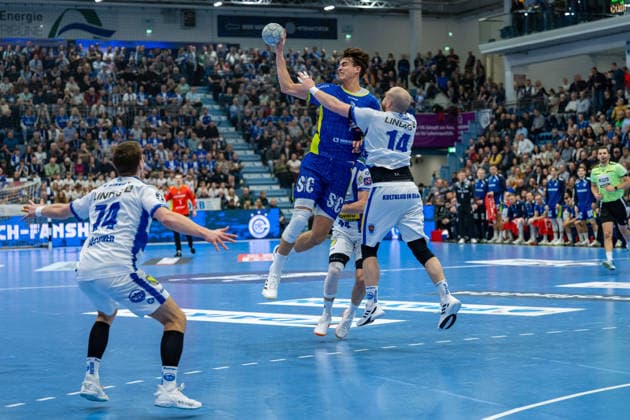 Daikin Handball Bundesliga, VfL Gummersbach THSV Eisenach, 19 02 2026 Vincent Büchner ThSV Eisenach, 74 , Julian Köster VfL Gummersbach, 7 , Peter Walz ThSV Eisenach, 14 , Daikin Handball Bundesliga, VfL Gummersbach THSV Eisenach, 19 02 2026 Copyright: xBEAUTIFULxSPORTS Erlhofx