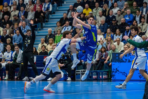 Daikin Handball Bundesliga, VfL Gummersbach THSV Eisenach, 19 02 2026 Peter Walz ThSV Eisenach, 14 , Miro Schluroff VfL Gummersbach, 15 , Daikin Handball Bundesliga, VfL Gummersbach THSV Eisenach, 19 02 2026 Copyright: xBEAUTIFULxSPORTS Erlhofx