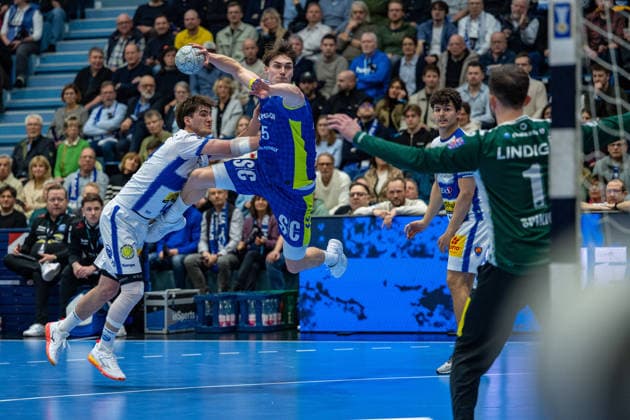 Daikin Handball Bundesliga, VfL Gummersbach THSV Eisenach, 19 02 2026 Peter Walz ThSV Eisenach, 14 , Miro Schluroff VfL Gummersbach, 15 , Matija äpiki ThSV Eisenach, 1 , Daikin Handball Bundesliga, VfL Gummersbach THSV Eisenach, 19 02 2026 Copyright: xBEAUTIFULxSPORTS Erlhofx