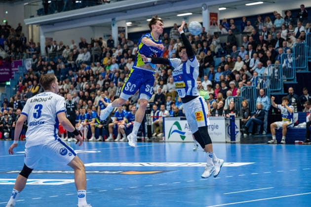 Daikin Handball Bundesliga, VfL Gummersbach THSV Eisenach, 19 02 2026 Oskar Joelsson ThSV Eisenach, 3 , Miro Schluroff VfL Gummersbach, 15 , Philipp Meyer ThSV Eisenach, 27 , Daikin Handball Bundesliga, VfL Gummersbach THSV Eisenach, 19 02 2026 Copyright: xBEAUTIFULxSPORTS Erlhofx