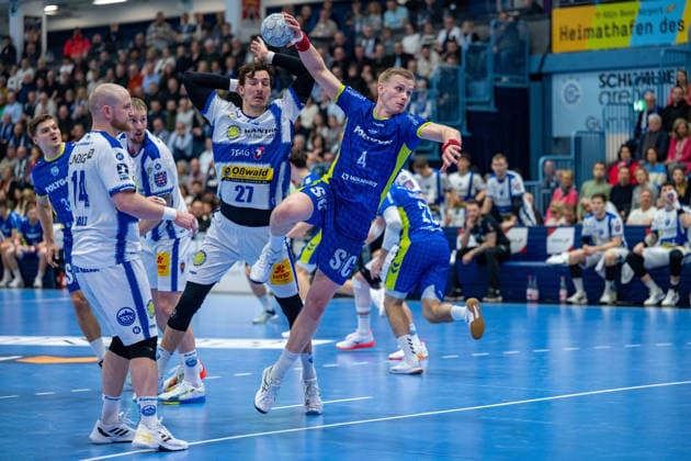 Daikin Handball Bundesliga, VfL Gummersbach THSV Eisenach, 19 02 2026 Peter Walz ThSV Eisenach, 14 , Philipp Meyer ThSV Eisenach, 27 , Ellidi Vidarsson VfL Gummersbach, 4 , Daikin Handball Bundesliga, VfL Gummersbach THSV Eisenach, 19 02 2026 Copyright: xBEAUTIFULxSPORTS Erlhofx