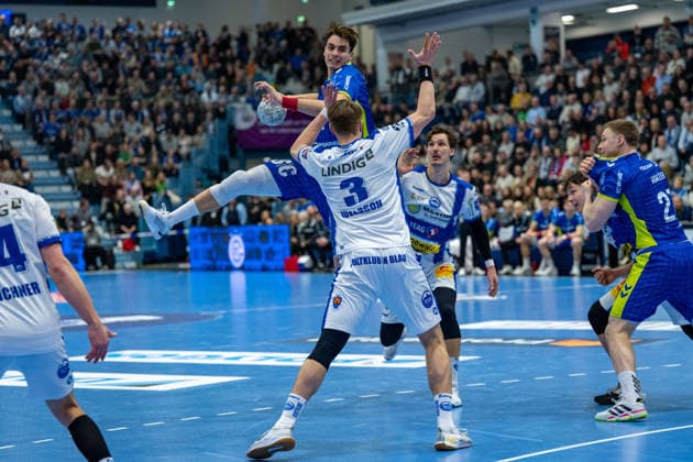 Daikin Handball Bundesliga, VfL Gummersbach THSV Eisenach, 19 02 2026 Julian Köster VfL Gummersbach, 7 , Oskar Joelsson ThSV Eisenach, 3 , Daikin Handball Bundesliga, VfL Gummersbach THSV Eisenach, 19 02 2026 Copyright: xBEAUTIFULxSPORTS Erlhofx