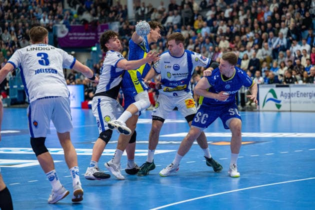 Daikin Handball Bundesliga, VfL Gummersbach THSV Eisenach, 19 02 2026 Oskar Joelsson ThSV Eisenach, 3 , Tillman Leu ThSV Eisenach, 99 , Julian Köster VfL Gummersbach, 7 , Kristjan Horžen VfL Gummersbach, 27 , Daikin Handball Bundesliga, VfL Gummersbach THSV Eisenach, 19 02 2026 Copyright: xBEAUTIFULxSPORTS Erlhofx