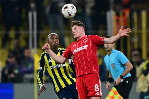 Fenerbahce v Nottingham Forest - UEFA Europa League ISTANBUL, TURKIYE - FEBRUARY 19: Anderson Talisca (L)of Fenerbahce in action against Elliot Anderson (8) of Nottingham Forest during first leg of the UEFA Europa League round of 16 play-off football match between Fenerbahce and Nottingham Forest at Chobani Stadium in Istanbul, Turkiye on February 19, 2026. Serhat Cagdas Anadolu Istanbul Turkey. Editorial use only. Please get in touch for any other usage.  Copyright: x2026xAnadoluxSerhatxCagdasx