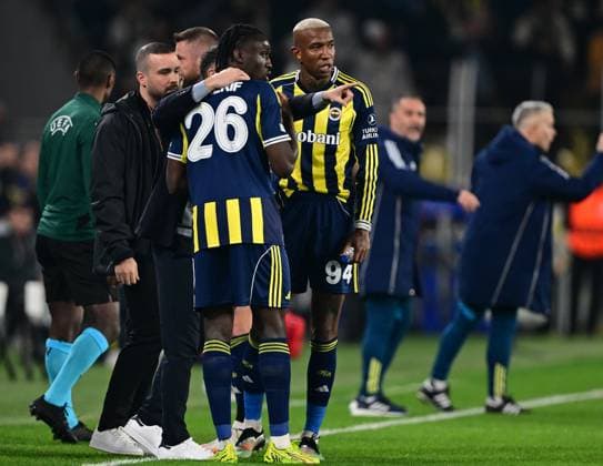 Fenerbahce v Nottingham Forest - UEFA Europa League ISTANBUL, TURKIYE - FEBRUARY 19: Anderson Talisca (R), and Sidiki Cherif (26) of Fenerbahce receive tactics during first leg of the UEFA Europa League round of 16 play-off football match between Fenerbahce and Nottingham Forest at Chobani Stadium in Istanbul, Turkiye on February 19, 2026. Oguz Yeter Anadolu Istanbul Turkey. Editorial use only. Please get in touch for any other usage.  Copyright: x2026xAnadoluxOguzxYeterx