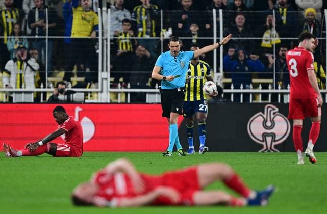 Fenerbahce v Nottingham Forest - UEFA Europa League ISTANBUL, TURKIYE - FEBRUARY 19: Referee Sandro Scharer leads the first leg of the UEFA Europa League round of 16 play-off football match between Fenerbahce and Nottingham Forest at Chobani Stadium in Istanbul, Turkiye on February 19, 2026. Oguz Yeter Anadolu Istanbul Turkey. Editorial use only. Please get in touch for any other usage.  Copyright: x2026xAnadoluxOguzxYeterx
