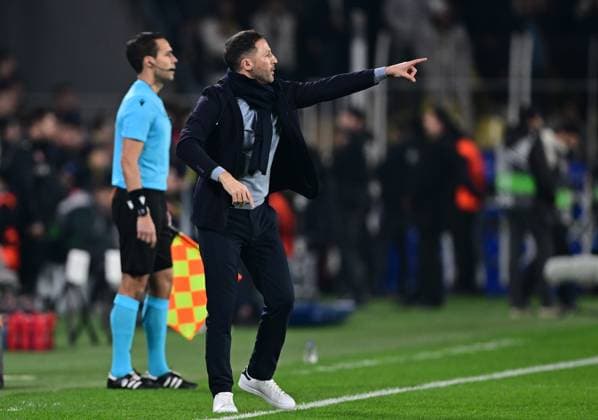 Fenerbahce v Nottingham Forest - UEFA Europa League ISTANBUL, TURKIYE - FEBRUARY 19: Head coach of Fenerbahce Domenico Tedesco gives tactics during first leg of the UEFA Europa League round of 16 play-off football match between Fenerbahce and Nottingham Forest at Chobani Stadium in Istanbul, Turkiye on February 19, 2026. Oguz Yeter Anadolu Istanbul Turkey. Editorial use only. Please get in touch for any other usage.  Copyright: x2026xAnadoluxOguzxYeterx