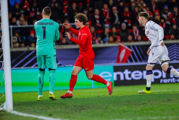 UEFA Europa League SK Brann Bologna Bergen 20260219 Bologna s goalkeeper Lukasz Skorupski and Brann s Denzel De Roeve in the UEFA Europa League match between SK Brann and Bologna at Brann Stadium Photo Paul S Amundsen NTB Bergen Norway EDITORIAL USE ONLY RESTRICTED USE FOR BETTING COMPANIES  Copyright: xPaulxS.xAmundsenx xNTBx
