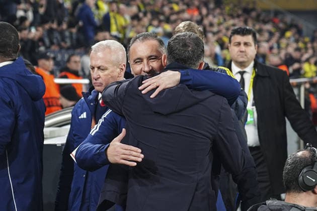 Fenerbahce v Nottingham Forest - UEFA Europa League ISTANBUL, TURKIYE - FEBRUARY 19: Fenerbahce head coach Domenico Tedesco and Nottingham Forest head coach Vitor Pereira meet ahead of the first leg of the UEFA Europa League round of 16 play-off between Fenerbahce and Nottingham Forest at Chobani Stadium on February 19, 2026, in Istanbul, Turkiye. Agit Erdi Ulukaya Anadolu Istanbul Turkey. Editorial use only. Please get in touch for any other usage.  Copyright: x2026xAnadoluxAgitxErdixUlukayax
