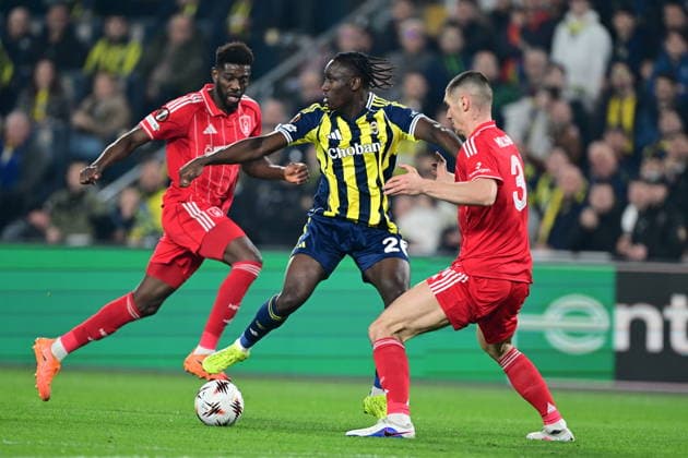Fenerbahce v Nottingham Forest - UEFA Europa League ISTANBUL, TURKIYE - FEBRUARY 19: Sidiki Cherif (26) of Fenerbahce in action against Neco Williams (3) of Nottingham Forest during the first leg of the UEFA Europa League round of 16 play-off football match between Fenerbahce and Nottingham Forest at Chobani Stadium in Istanbul, Turkiye on February 19, 2026. Oguz Yeter Anadolu Istanbul Turkey. Editorial use only. Please get in touch for any other usage.  Copyright: x2026xAnadoluxOguzxYeterx