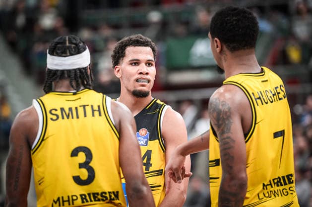 Brandon Tischler MHP RIESEN Ludwigsburg, 24 looks on Elijah Hughes MHP RIESEN Ludwigsburg, 07 , right and Stefan Smith MHP RIESEN Ludwigsburg, 03 , left GER, MHP Riesen Ludwigsburg vs Syntainics MBC, Basketball Bundesliga, easycredit BBL, Matchday 21, Season 2025 2026, 19 02 2026 GER, MHP Riesen Ludwigsburg vs Syntainics MBC, Basketball Bundesliga, easycredit BBL, Matchday 21, Season 2025 2026, 19 02 2026 Ludwigsburg Copyright: xSandyxDinkelackerx EP_SDR
