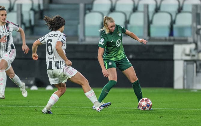 ITA, Wolfsburg, Juventus Turin vs VfL Wolfsburg, WomenÂs Champions League, Football, UEFA, Season 2025 2026, Allianz Stadium, Playoffs, Second leg in picture v l Eva Schatzer Juventus Turin Women 6 , Ella Peddemors VfL Wolfsburg Women 5 DFB DFL REGULATIONS PROHIBIT ANY USE OF PHOTOGRAPHS AS IMAGE SEQUENCES AND OR QUASI VIDEO, 19 02 2026 Copyright: HMBxMedia HendrikxHamelau