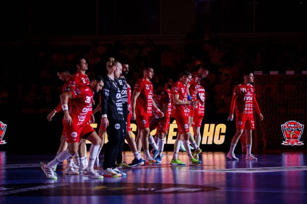 Kielce 19.02.2026. Pilka reczna EHF Liga Mistrzow sezon 2025 2026 kolejka 11 mecz: Industria Kielce - One Veszprem --- Handball EHF Champions League season 2025 2026 round 11 match between Industria Kielce and One Veszprem at Hala Legionow in Kielce, Poland veszprem players Fot. Igor Jakubowski Arena Akcji NEWSPIX.PL --- newspix.pl 