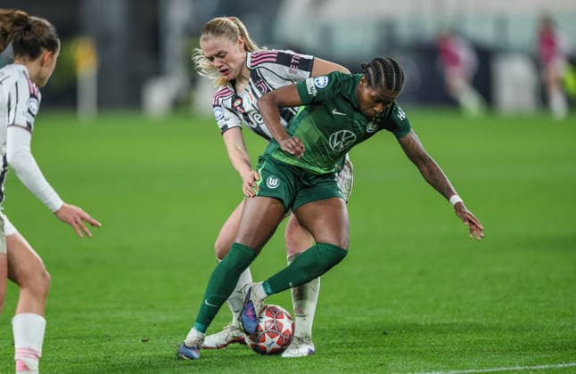 ITA, Wolfsburg, Juventus Turin vs VfL Wolfsburg, WomenÂs Champions League, Football, UEFA, Season 2025 2026, Allianz Stadium, Playoffs, Second leg in picture v l Mathilde Harviken Juventus Turin Women 5 , Lineth Beerensteyn VfL Wolfsburg Women 9 DFB DFL REGULATIONS PROHIBIT ANY USE OF PHOTOGRAPHS AS IMAGE SEQUENCES AND OR QUASI VIDEO, 19 02 2026 Copyright: HMBxMedia HendrikxHamelau