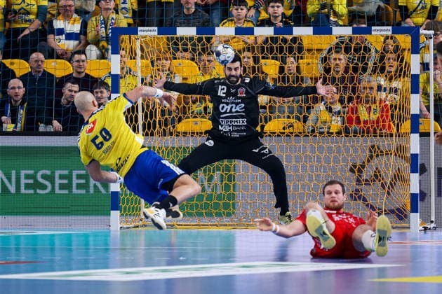 Kielce 19.02.2026. Pilka reczna EHF Liga Mistrzow sezon 2025 2026 kolejka 11 mecz: Industria Kielce - One Veszprem --- Handball EHF Champions League season 2025 2026 round 11 match between Industria Kielce and One Veszprem at Hala Legionow in Kielce, Poland Artsem Karalek goal Fot. Igor Jakubowski Arena Akcji NEWSPIX.PL --- newspix.pl 