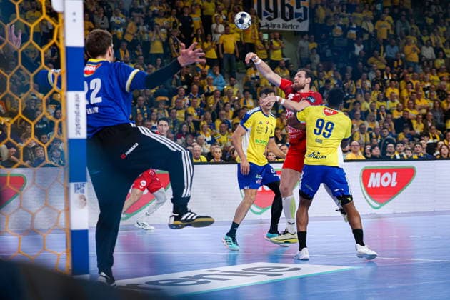 Kielce 19.02.2026. Pilka reczna EHF Liga Mistrzow sezon 2025 2026 kolejka 11 mecz: Industria Kielce - One Veszprem --- Handball EHF Champions League season 2025 2026 round 11 match between Industria Kielce and One Veszprem at Hala Legionow in Kielce, Poland Dylan Nahi Fot. Igor Jakubowski Arena Akcji NEWSPIX.PL --- newspix.pl 