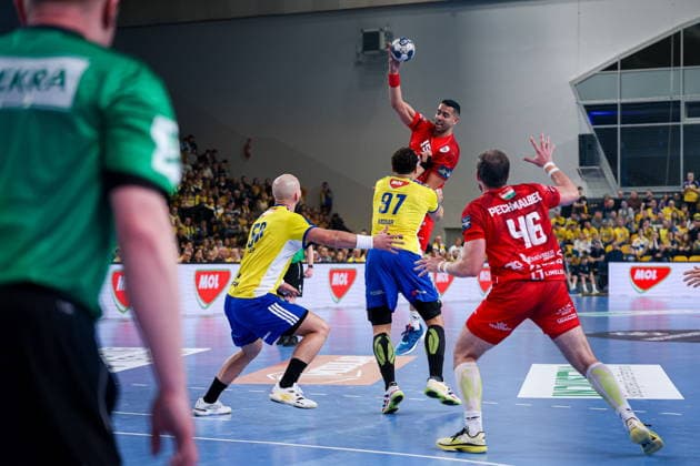 Kielce 19.02.2026. Pilka reczna EHF Liga Mistrzow sezon 2025 2026 kolejka 11 mecz: Industria Kielce - One Veszprem --- Handball EHF Champions League season 2025 2026 round 11 match between Industria Kielce and One Veszprem at Hala Legionow in Kielce, Poland Ahmed Hesham Elsayed Moham Theo Monar Fot. Igor Jakubowski Arena Akcji NEWSPIX.PL --- newspix.pl 