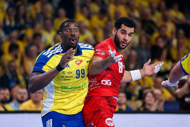Kielce 19.02.2026. Pilka reczna EHF Liga Mistrzow sezon 2025 2026 kolejka 11 mecz: Industria Kielce - One Veszprem --- Handball EHF Champions League season 2025 2026 round 11 match between Industria Kielce and One Veszprem at Hala Legionow in Kielce, Poland Dylan Nahi Ahmed Adel Mesilhy Fot. Igor Jakubowski Arena Akcji NEWSPIX.PL --- newspix.pl 