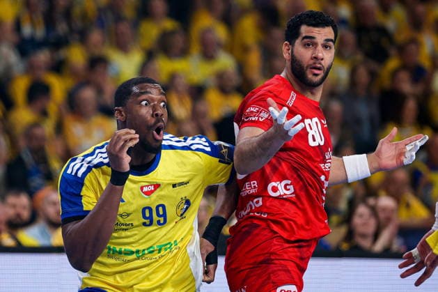 Kielce 19.02.2026. Pilka reczna EHF Liga Mistrzow sezon 2025 2026 kolejka 11 mecz: Industria Kielce - One Veszprem --- Handball EHF Champions League season 2025 2026 round 11 match between Industria Kielce and One Veszprem at Hala Legionow in Kielce, Poland Dylan Nahi Ahmed Adel Mesilhy Fot. Igor Jakubowski Arena Akcji NEWSPIX.PL --- newspix.pl 