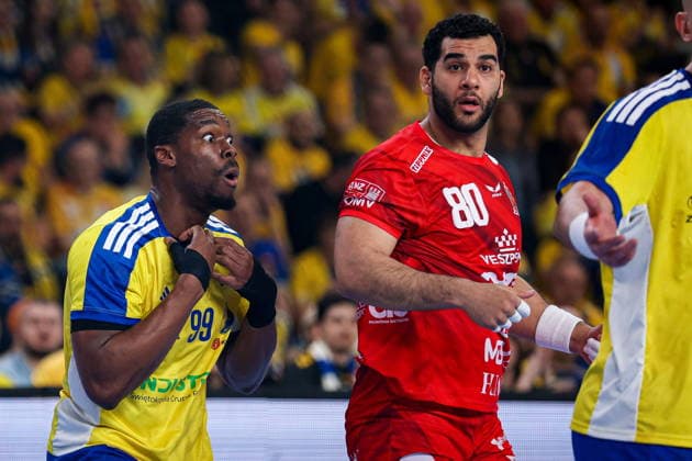 Kielce 19.02.2026. Pilka reczna EHF Liga Mistrzow sezon 2025 2026 kolejka 11 mecz: Industria Kielce - One Veszprem --- Handball EHF Champions League season 2025 2026 round 11 match between Industria Kielce and One Veszprem at Hala Legionow in Kielce, Poland Dylan Nahi Ahmed Adel Mesilhy Fot. Igor Jakubowski Arena Akcji NEWSPIX.PL --- newspix.pl 