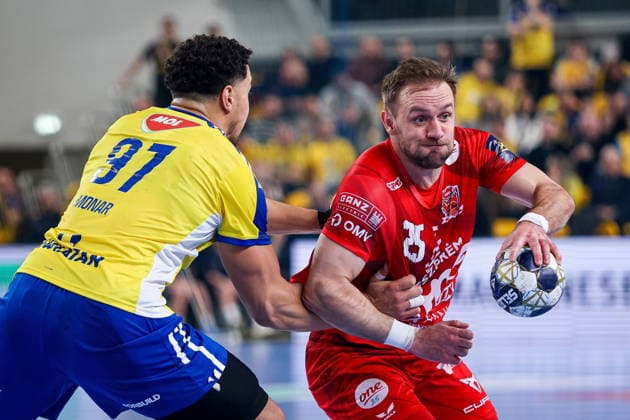 Kielce 19.02.2026. Pilka reczna EHF Liga Mistrzow sezon 2025 2026 kolejka 11 mecz: Industria Kielce - One Veszprem --- Handball EHF Champions League season 2025 2026 round 11 match between Industria Kielce and One Veszprem at Hala Legionow in Kielce, Poland Luka Cindric Theo Monar Fot. Igor Jakubowski Arena Akcji NEWSPIX.PL --- newspix.pl 