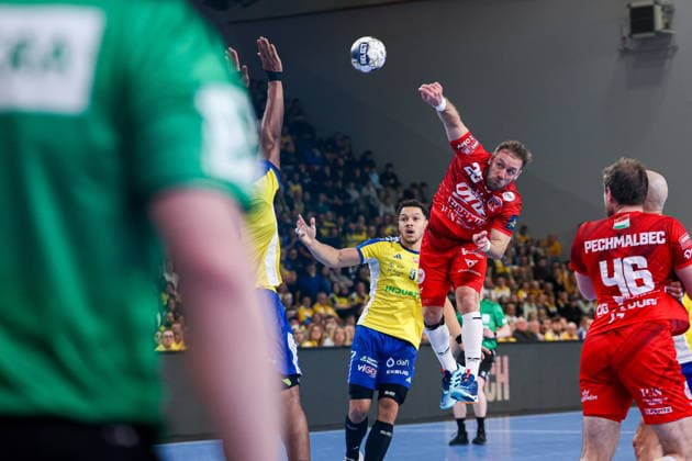 Kielce 19.02.2026. Pilka reczna EHF Liga Mistrzow sezon 2025 2026 kolejka 11 mecz: Industria Kielce - One Veszprem --- Handball EHF Champions League season 2025 2026 round 11 match between Industria Kielce and One Veszprem at Hala Legionow in Kielce, Poland Luka Cindric Fot. Igor Jakubowski Arena Akcji NEWSPIX.PL --- newspix.pl 