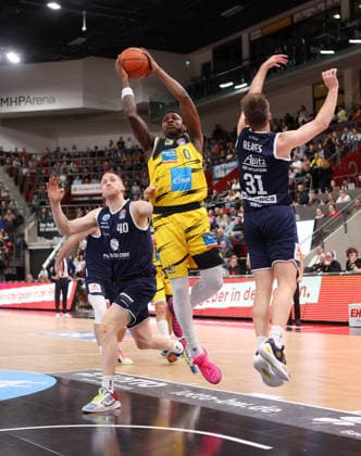 19 02 2026, Germany, Ludwigsbsburg Basketball MHP Riesen Ludwigsburg vs SYNTAINICS MBC, f l Collin Welp SYNTAINICS MBC , Babacar Sane MHP RIESEN Ludwigsburg , Spencer Reaves SYNTAINICS MBC