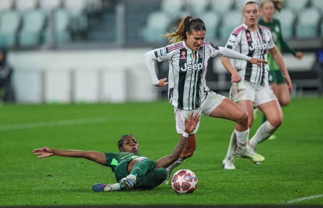 ITA, Wolfsburg, Juventus Turin vs VfL Wolfsburg, WomenÂs Champions League, Football, UEFA, Season 2025 2026, Allianz Stadium, Playoffs, Second leg in picture v l Lineth Beerensteyn VfL Wolfsburg Women 9 , Estela Carbonell Juventus Turin Women 3 , duel in penalty area DFB DFL REGULATIONS PROHIBIT ANY USE OF PHOTOGRAPHS AS IMAGE SEQUENCES AND OR QUASI VIDEO, 19 02 2026 Copyright: HMBxMedia HendrikxHamelau