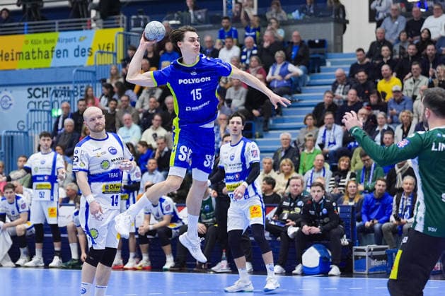 19 02 2026, xydrx, Handball, 1 HBL, VfL Gummersbach ThSV Eisenach, Schwalbe Arena Miro Schluroff VfL Gummersbach 15 throwing at the goal of Matija Spikic ThSV Eisenach 1 Photo xYannisxDreimannxPressefotoKochx Nordrhein Westfahlen Germany