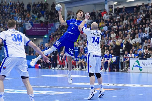 19 02 2026, xydrx, Handball, 1 HBL, VfL Gummersbach ThSV Eisenach, Schwalbe Arena Julian Koester VfL Gummersbach 7 in duel against Peter Walz ThSV Eisenach 14 Photo xYannisxDreimannxPressefotoKochx Nordrhein Westfahlen Germany