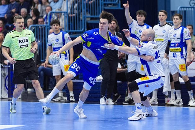 19 02 2026, xydrx, Handball, 1 HBL, VfL Gummersbach ThSV Eisenach, Schwalbe Arena Miro Schluroff VfL Gummersbach 15 in duel against Peter Walz ThSV Eisenach 14 Photo xYannisxDreimannxPressefotoKochx Nordrhein Westfahlen Germany