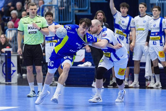 19 02 2026, xydrx, Handball, 1 HBL, VfL Gummersbach ThSV Eisenach, Schwalbe Arena Miro Schluroff VfL Gummersbach 15 in duel against Peter Walz ThSV Eisenach 14 Photo xYannisxDreimannxPressefotoKochx Nordrhein Westfahlen Germany