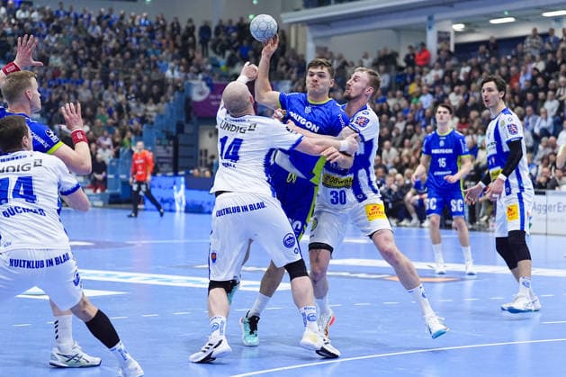19 02 2026, xydrx, Handball, 1 HBL, VfL Gummersbach ThSV Eisenach, Schwalbe Arena Kay Smits VfL Gummersbach 31 in duel against Peter Walz ThSV Eisenach 14 and Dominik Solak ThSV Eisenach 30 Photo xYannisxDreimannxPressefotoKochx Nordrhein Westfahlen Germany