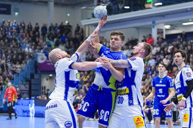 19 02 2026, xydrx, Handball, 1 HBL, VfL Gummersbach ThSV Eisenach, Schwalbe Arena Kay Smits VfL Gummersbach 31 in duel against Peter Walz ThSV Eisenach 14 and Dominik Solak ThSV Eisenach 30 Photo xYannisxDreimannxPressefotoKochx Nordrhein Westfahlen Germany