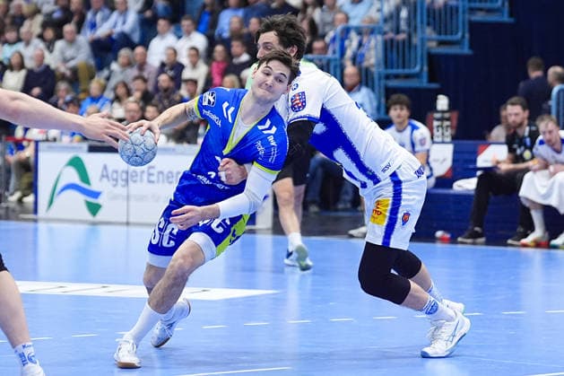 19 02 2026, xydrx, Handball, 1 HBL, VfL Gummersbach ThSV Eisenach, Schwalbe Arena Ludvig Hallbaeck VfL Gummersbach 20 in duel against Philipp Meyer ThSV Eisenach 27 Photo xYannisxDreimannxPressefotoKochx Nordrhein Westfahlen Germany