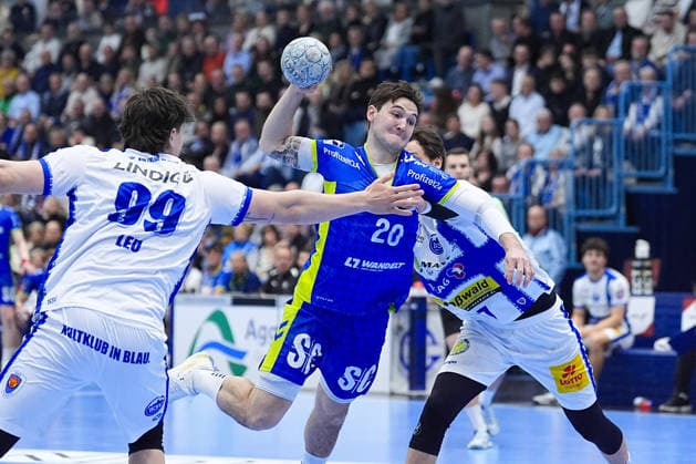 19 02 2026, xydrx, Handball, 1 HBL, VfL Gummersbach ThSV Eisenach, Schwalbe Arena Ludvig Hallbaeck VfL Gummersbach 20 in duel against Philipp Meyer ThSV Eisenach 27 and Tillman Leu ThSV Eisenach 99 Photo xYannisxDreimannxPressefotoKochx Nordrhein Westfahlen Germany