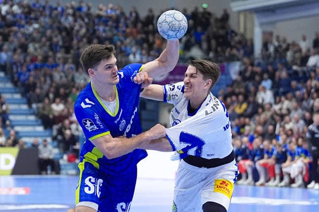 19 02 2026, xydrx, Handball, 1 HBL, VfL Gummersbach ThSV Eisenach, Schwalbe Arena Kay Smits VfL Gummersbach 31 in duel against Oskar Joelsson ThSV Eisenach 3 Photo xYannisxDreimannxPressefotoKochx Nordrhein Westfahlen Germany