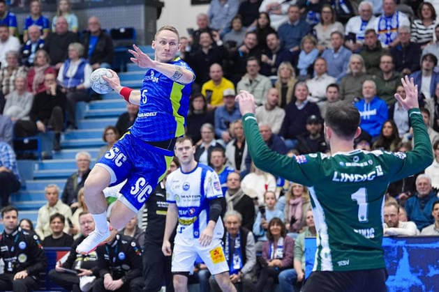 19 02 2026, xydrx, Handball, 1 HBL, VfL Gummersbach ThSV Eisenach, Schwalbe Arena Tilen Kodrin VfL Gummersbach 5 throwing at the goal of Matija Spikic ThSV Eisenach 1 Photo xYannisxDreimannxPressefotoKochx Nordrhein Westfahlen Germany