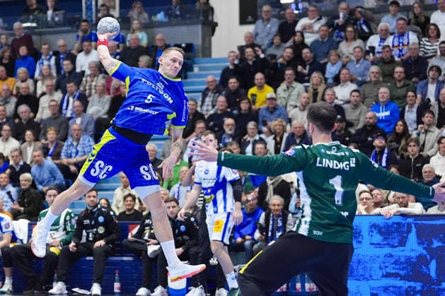 19 02 2026, xydrx, Handball, 1 HBL, VfL Gummersbach ThSV Eisenach, Schwalbe Arena Tilen Kodrin VfL Gummersbach 5 throwing at the goal of Matija Spikic ThSV Eisenach 1 Photo xYannisxDreimannxPressefotoKochx Nordrhein Westfahlen Germany