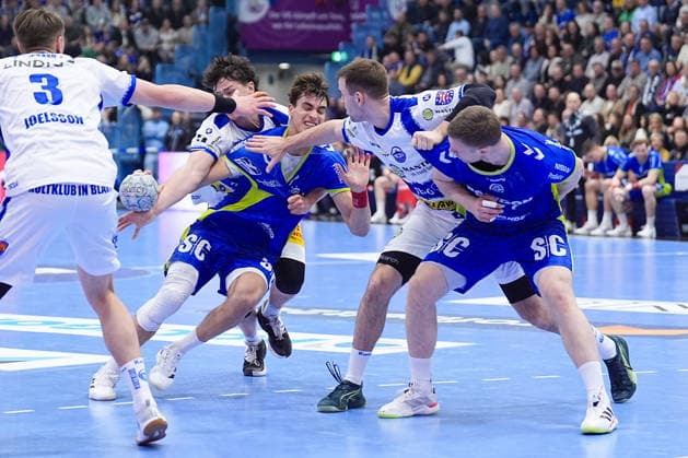 19 02 2026, xydrx, Handball, 1 HBL, VfL Gummersbach ThSV Eisenach, Schwalbe Arena Julian Koester VfL Gummersbach 7 and Kristjan Horzen VfL Gummersbach 27 in a duel against Tillman Leu ThSV Eisenach 99 and Max Beneke ThSV Eisenach 9 Photo xYannisxDreimannxPressefotoKochx Nordrhein Westfahlen Germany