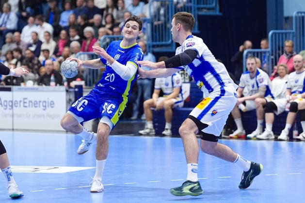 19 02 2026, xydrx, Handball, 1 HBL, VfL Gummersbach ThSV Eisenach, Schwalbe Arena Ludvig Hallbaeck VfL Gummersbach 20 in duel against Max Beneke ThSV Eisenach 9 Photo xYannisxDreimannxPressefotoKochx Nordrhein Westfahlen Germany
